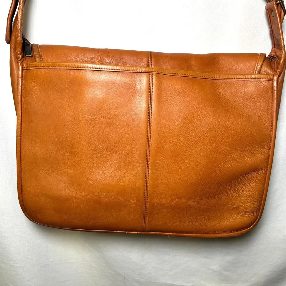 Le Donne Leather Messenger Bag, crafted from Colombian Vaquetta leather